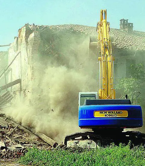 Abbattuta la cascina occupata dagli abusivi