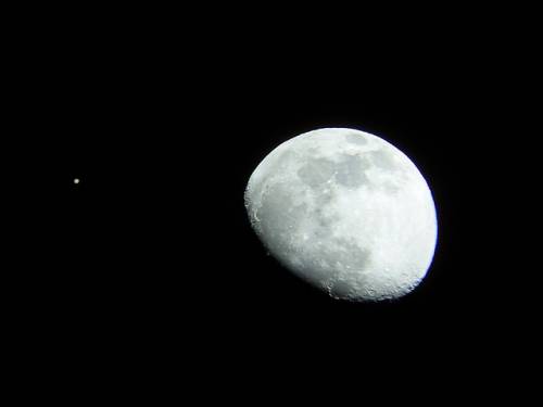 A Milano c'è un pezzo di Luna  
Ma il museo lo nasconde in cantina