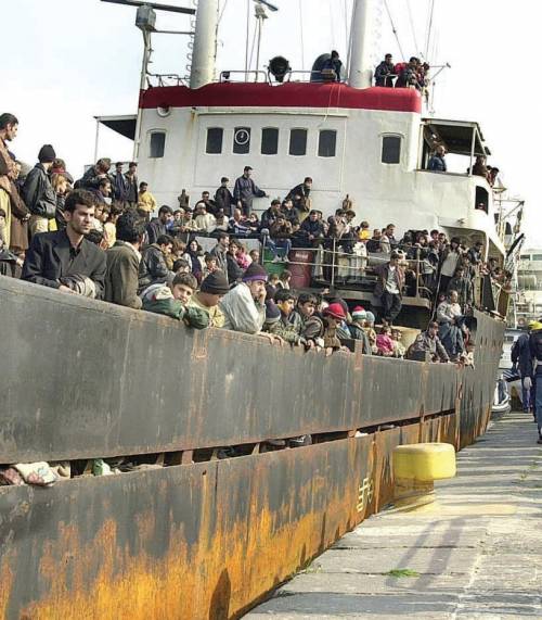 Sicurezza, Napolitano e Fini: "Noi ex migranti" 
La replica di Bossi: "Ma non assassini"