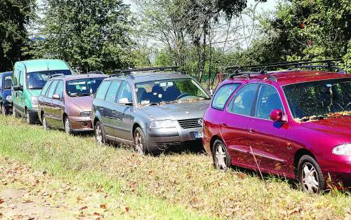 A Malpensa auto in mezzo ai campi così anche il parcheggio è low cost