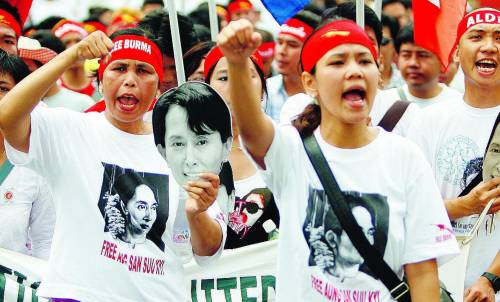 Il mondo grida: «Liberate subito San Suu Kyi»