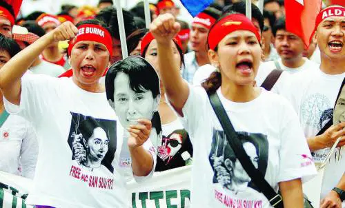 Il mondo grida: «Liberate subito San Suu Kyi»
