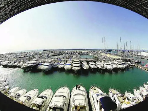 Sotto lombrellone sognando barche a vela e grandi yacht