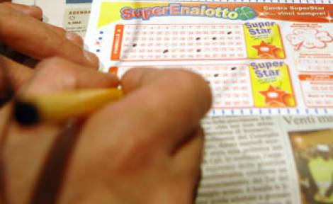 Superenalotto, gli italiani 
con la febbre da jackpot: 
in palio oltre 131 milioni