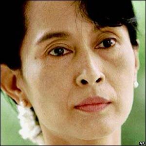 Suu Kyi, sanzioni dall'Ue 
contro i giudici birmani: 
"Congelati i loro beni"