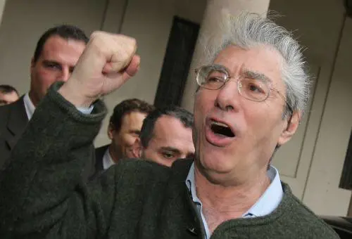 Gabbie salariali, Bossi: "Incontro coi sindacati" 
Ma La Russa frena: "Frutto del sole d'agosto"