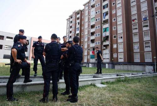 Via al blitz nel "ghetto" 
140 agenti in azione: 
trovate armi e droga