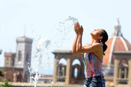 Caldo torrido e umidità, 
allarme rosso per 13 città 
Temporali nel week end