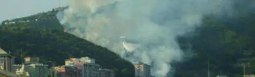 La Liguria assediata tra acqua e fuoco Brucia Borgoratti, autobotti nel Tigullio