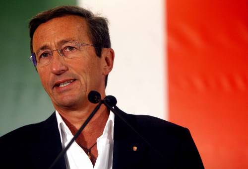 Fini: "L'Italia sia patria per chi viene da lontano" 
Ma Bossi frena: "No a cittadinanza automatica"