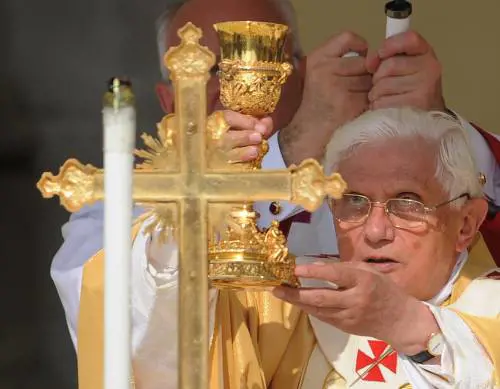 Inedito di Benedetto XVI 
"La Messa del futuro? 
Ecco come deve essere"