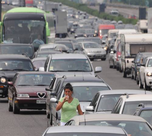 E' iniziato il controesodo 
Tir e auto contro ferrovia: 
bloccata la Napoli-Reggio