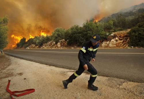 Grecia, le fiamme alla periferia di Atene