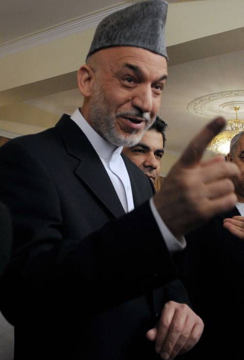 Afghanistan, "Karzai vince con il 68%" 
Torture dei talebani agli elettori: video