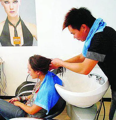 La Finanza fa barba e capelli ai parrucchieri cinesi