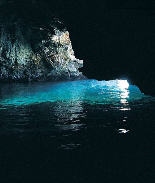 A Capri la Capitaneria 
chiude la Grotta azzurra: 
schiuma bianca e malori
