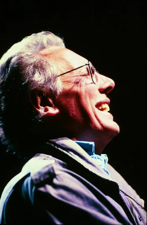 Jannacci: "Faccio il mio sporco lavoro, canto canzonette"