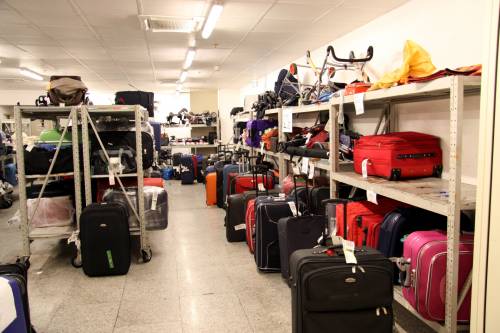 Fiumicino, caos bagagli 
Enac: "Verso la revoca 
delle licenze alle società"
