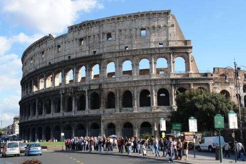 Solo un teatro vuoto e caotico?  
Inglesi, giù le mani dal Colosseo