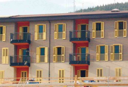 L'Aquila che risorge: parquet e persiane gialle 
a Bazzano aprono i primi 280 alloggi