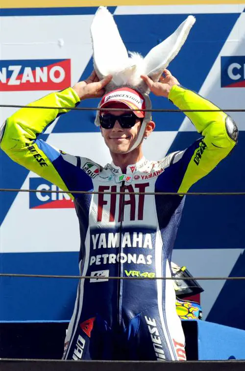 Rossi, lezione di guida 
a Lorenzo: il "somaro" 
in trionfo a Misano