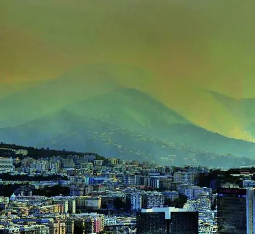 Nuvole di fumo e pioggia di cenere E i boschi continuano a bruciare