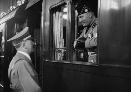 Il Fuhrer: "Quei vigliacchi di italiani 
stanno per tradire Mussolini"