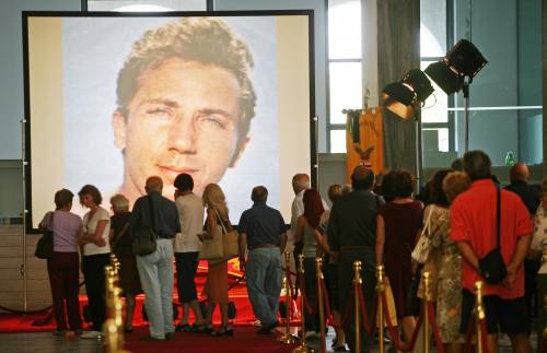 Triennale, tutti in fila per salutare Mike 
Domani in Duomo i funerali di Stato