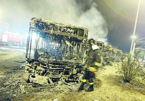 Brucia deposito Atac: tre feriti e 24 autobus danneggiati
