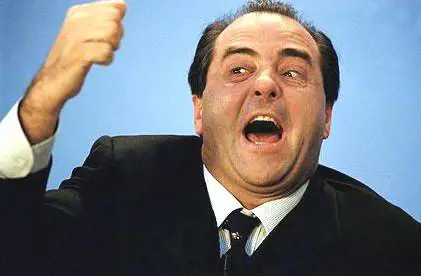 Di Pietro s’inventa vittima dei poteri forti