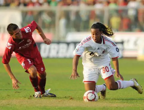 Il Milan è ancora un fantasma e Ronaldinho anche peggio