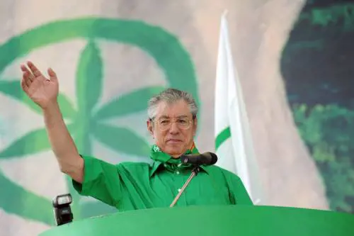 Bossi: "Con Berlusconi si va lontano" 
Maroni: "Clandestini, stop al 100%"