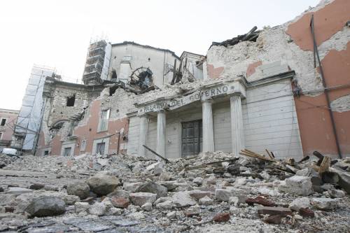 Il Pd sfotte i terremotati: "Comparse" 
Ma oggi inizia la consegna delle case