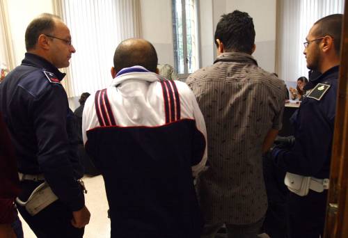 Clandestini, a Milano  
scatta la prima condanna 
Legale: "Non va espulso"