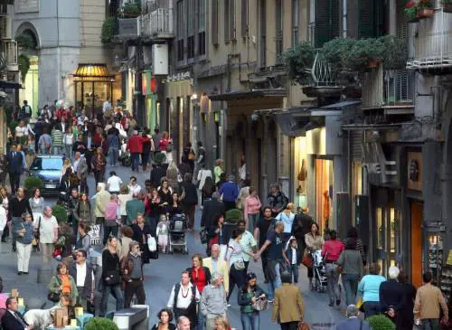 Le ronde diventano chic, a Napoli i vip per strada