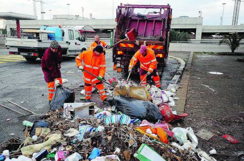 Truffe, sprechi e falsi rimborsi lo scandalo dei rifiuti d’oro