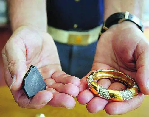 Entrano nella sua villa, la rapinano e lei offre loro il caffè