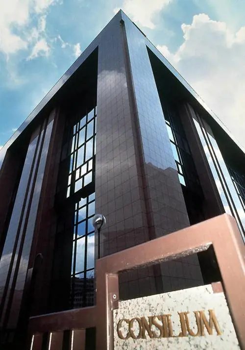 LEuropa contro i bonus Berlusconi: «La priorità?  Stop alla speculazione»