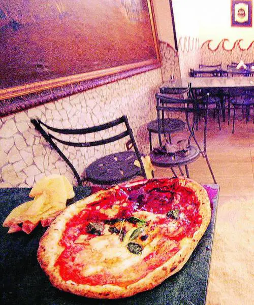 Escono uno dopo laltro per non pagare la cena di lavoro