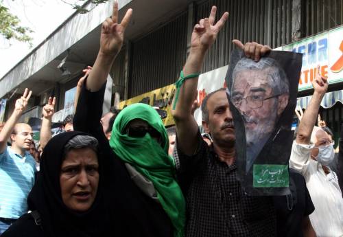 Teheran, scontri: aggrediti Moussavi e Khatami
