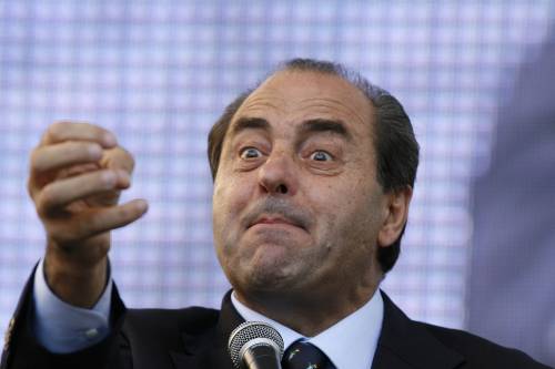 Di Pietro: "Berlusconi? 
Finirà come Saddam" 
Bondi: "Come un bandito"