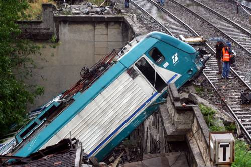 Deraglia treno: 2 vagoni in un cortile