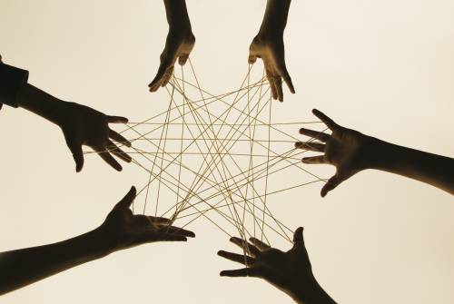 Gli individui non esistono fuori dalle loro comunità