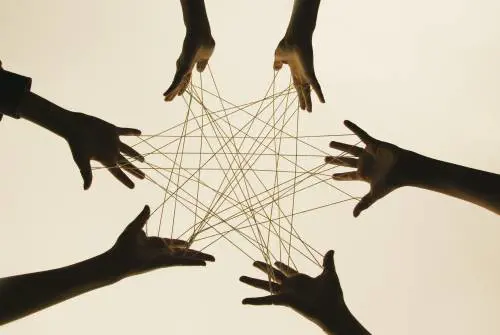 Gli individui non esistono fuori dalle loro comunità
