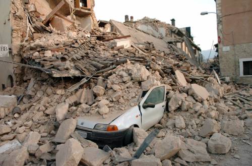 L'Aquila torna a tremare: 
scossa di magnitudo 4.1 
Paura tra la popolazione