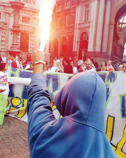 Studenti delle civiche all’assalto del Comune: ferita bimba di 11 anni