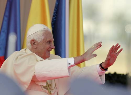 Il Papa incontra Berlusconi, poi vola a Praga: 
"Comunismo dittatura basata sulle menzogne"