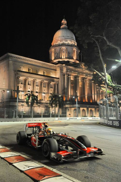 Gp Singapore, Hamilton 
in pole davanti a Vettel