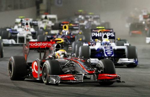 Nella notte di Singapore trionfa Hamilton