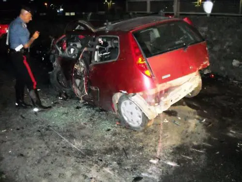 Tivoli, Ferrari si schianta 
contro una Punto: 
due morti e sei feriti